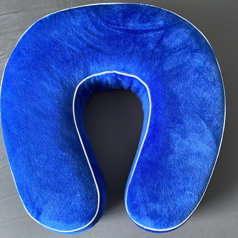 Travel neck pillow
